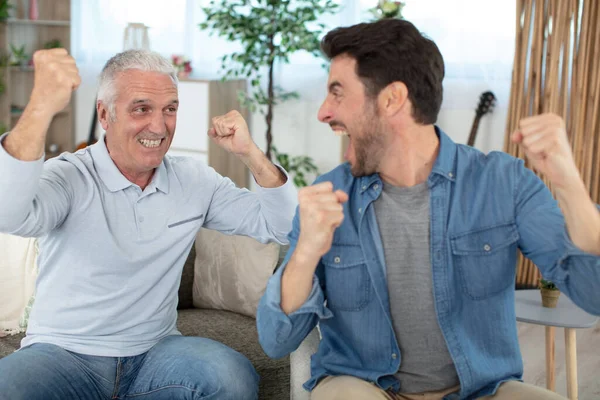 Ευτυχισμένη Οικογένεια Δύο Γενεών Άνδρες Απολαμβάνει Στο Σπίτι — Φωτογραφία Αρχείου