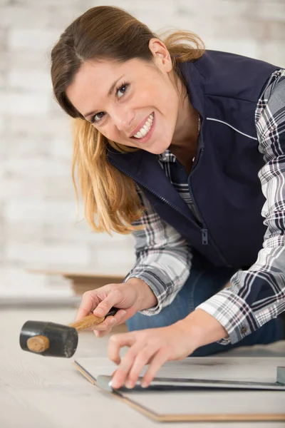 Glückliche Junge Frau Beim Messen Und Markieren Von Laminatfliesen — Stockfoto