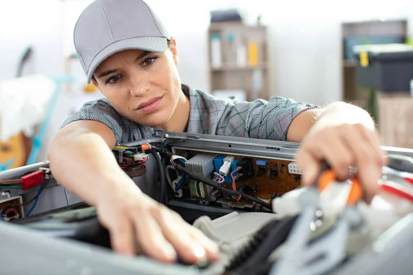 Mecânico Feminino Garagem Reparação — Fotografia de Stock