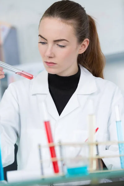 Científica Joven Que Trabaja Laboratorio Con Sangre —  Fotos de Stock