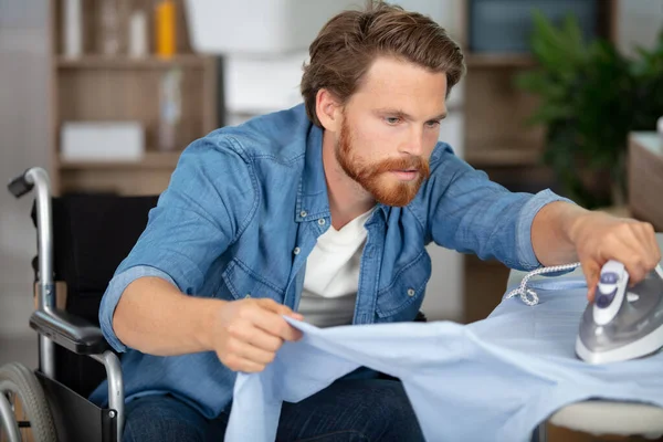 Gehandicapte Jonge Gelukkig Man Strijken Kleding Strijkplank — Stockfoto