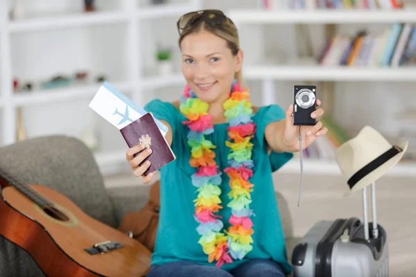 Kadın Pasaportunu Dijital Kamerasını Gösteriyor — Stok fotoğraf