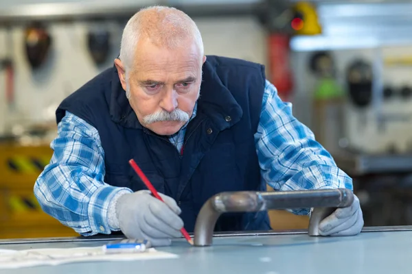 Trabajador Que Marca Lugar Para Manija —  Fotos de Stock