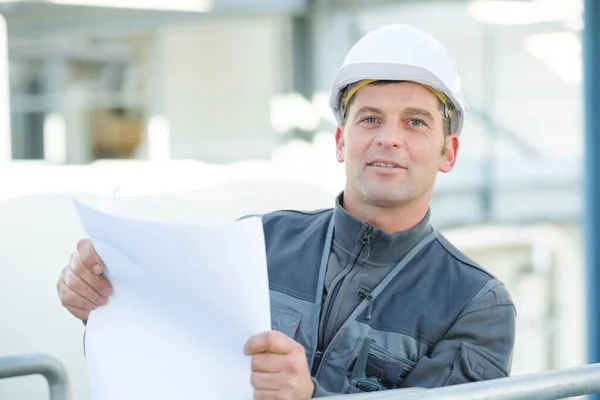 Ingenjör Utomhus Hjälm Håller Plan Handen — Stockfoto