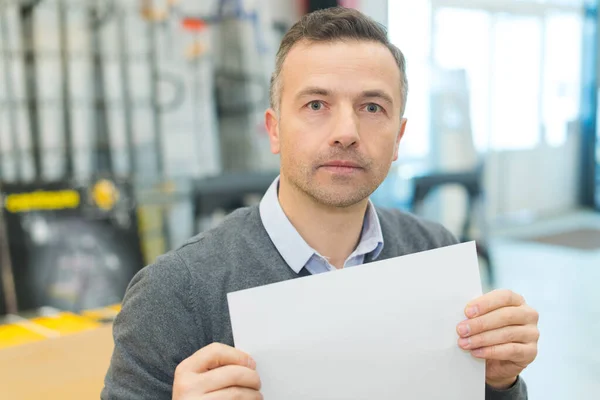 Gestionnaire Masculin Détenant Papier Blanc — Photo