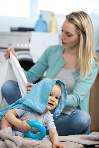 Mãe Uma Dona Casa Com Bebê Lavanderia — Fotografia de Stock