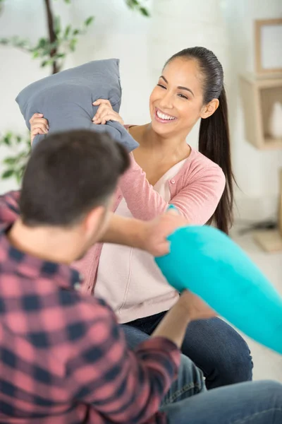 Paar Liefert Sich Verspielten Polsterkampf — Stockfoto