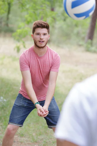 Fitnessmänner Springen Den Ball Kommen — Stockfoto