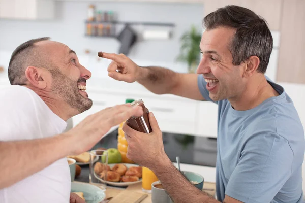 Mannelijk Paar Spelen Rond Met Voedsel Ingrediënten — Stockfoto