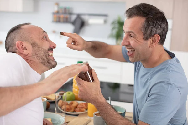 Pareja Masculina Jugando Con Ingredientes Alimentarios — Foto de Stock