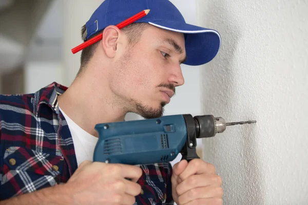 Ein Bauarbeiter Beim Bohren Der Mauer — Stockfoto