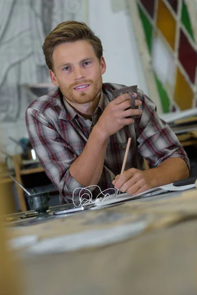 Junger Männlicher Künstler Trinkt Kaffee Atelier — Stockfoto