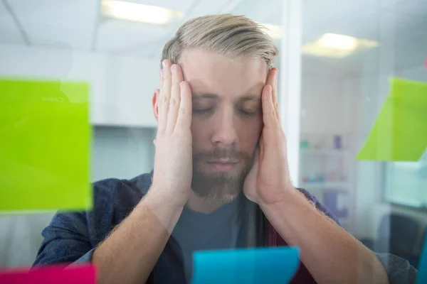 Stresszes Munkavállaló Post Emlékeztetők Között — Stock Fotó