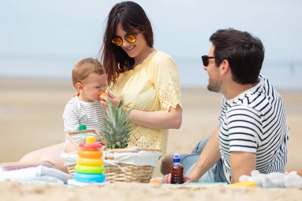 Happy Family Baby Beach — Stock Photo, Image