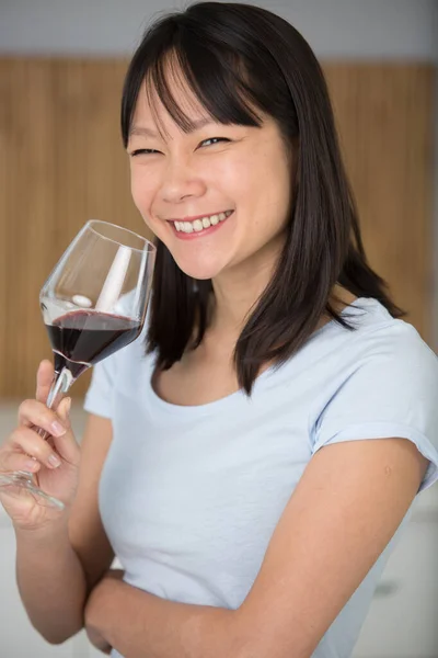 Mujer Feliz Con Una Copa Vino Tinto — Foto de Stock