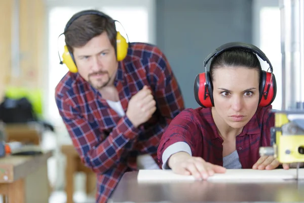 Lavoratori Lavoratrici Che Lavorano Nella Falegnameria — Foto Stock