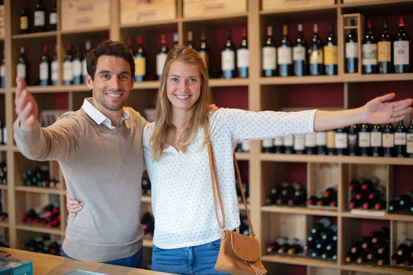 Casal Sorridente Loja Vinhos — Fotografia de Stock