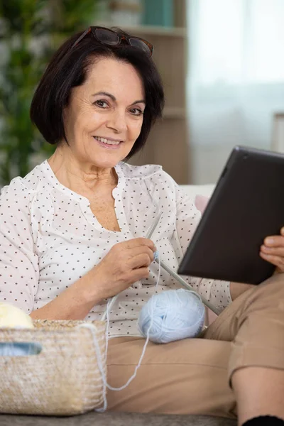 Mulher Usar Fio Tricô Suéter Com Tablet — Fotografia de Stock