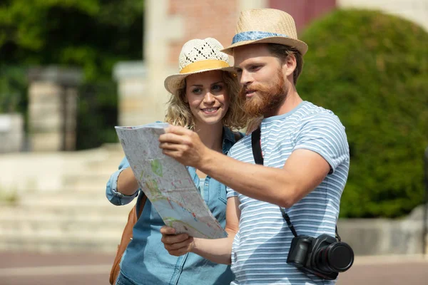 Reisendes Paar Nutzt Sonnigem Tag Gemeinsam Die Lokale Karte — Stockfoto