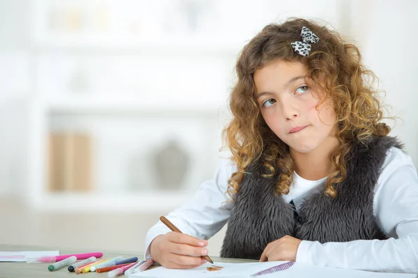 Ein Kleines Schulmädchen Malt — Stockfoto