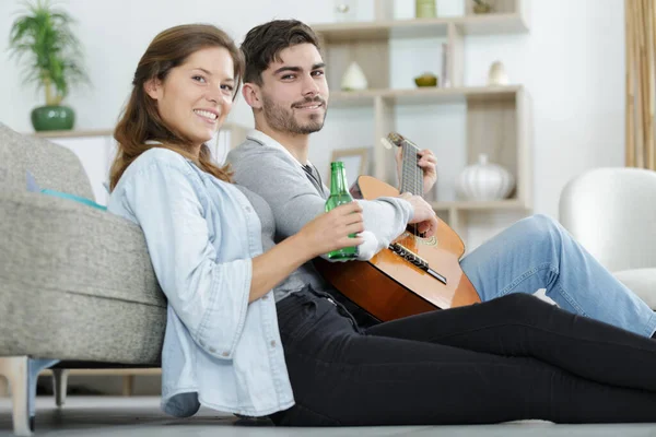 Casal Romântico Divertindo Casa — Fotografia de Stock