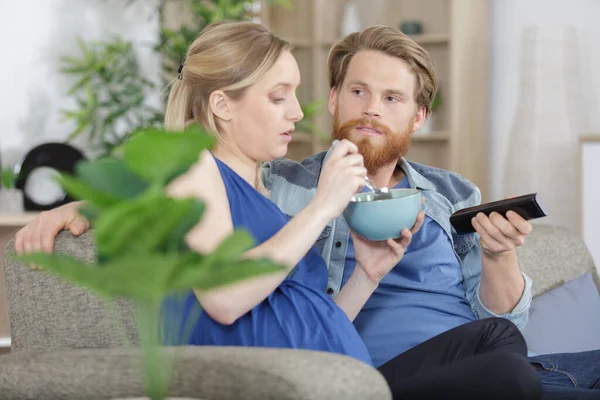 Pareja Embarazada Comiendo Cereales Delante Televisión —  Fotos de Stock