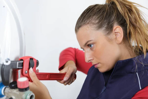 Eine Arbeiterin Mit Schlüssel — Stockfoto