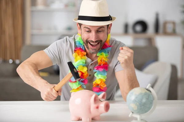 Homem Quebrando Porquinho Banco Com Martelo — Fotografia de Stock