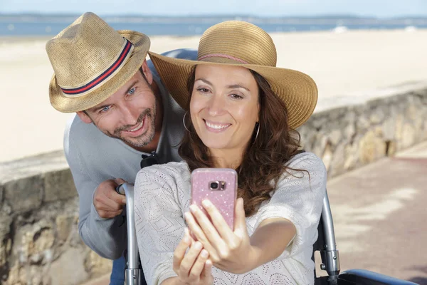 Couple Love Taking Selfies Outdoors — Stock Photo, Image