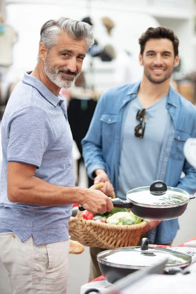 Freinds Männer Auf Dem Outdoor Markt Kaufen Küchengeräte — Stockfoto