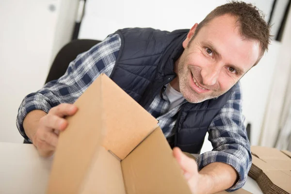 Homem Bonito Que Trabalha Fabricação Com Caixas — Fotografia de Stock