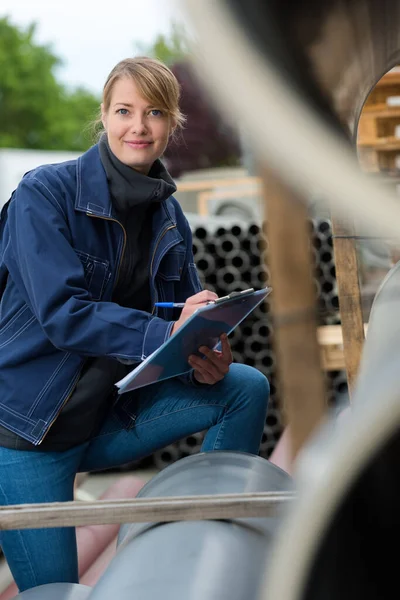 Porträt Einer Frau Mit Klemmbrett Bauhof — Stockfoto