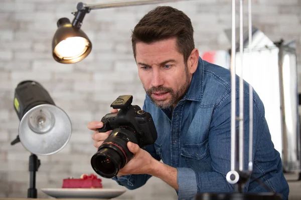 Hardwerkende Voedselfotograaf Aan Het Werk — Stockfoto