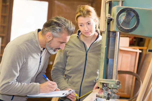 Eine Weibliche Holzlehrling Schaut Lehrerin — Stockfoto