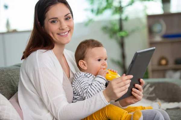 Anne Bebek Dijital Tablet Kullanıyor — Stok fotoğraf