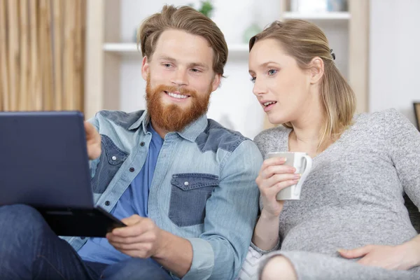 Glückliches Paar Kauft Gemeinsam Online Ein — Stockfoto