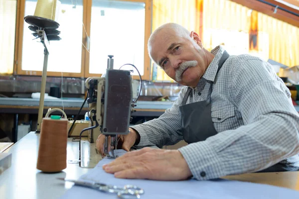 Werknemer Poseren Naast Naaimachine — Stockfoto