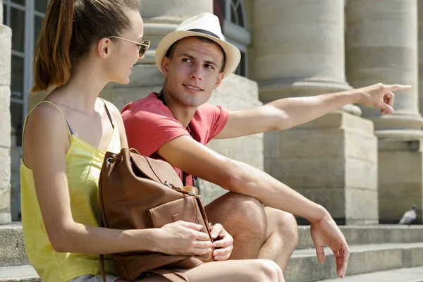 Amale Turista Apontando Para Algo — Fotografia de Stock