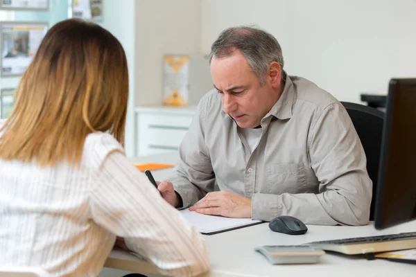 Volwassen Man Planning Ontmoeting Met Klant — Stockfoto