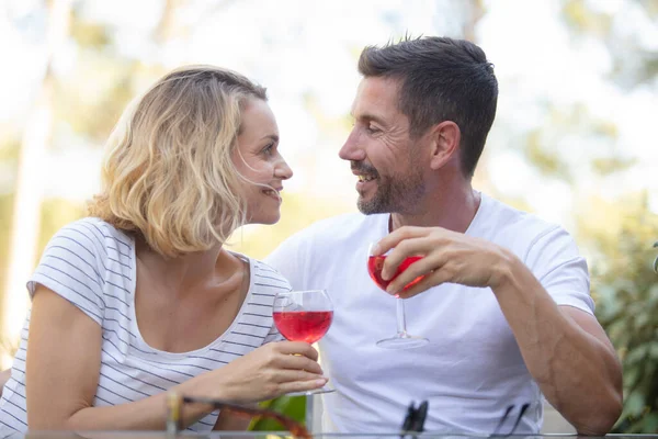 Romântico Casal Bebida Rosa Vinho — Fotografia de Stock