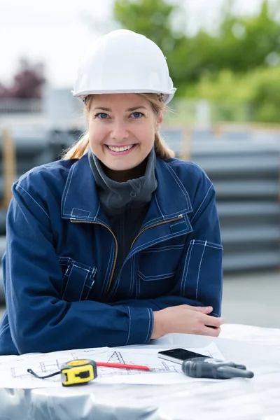 Szczęśliwa Kobieta Inżynier Placu Budowy — Zdjęcie stockowe