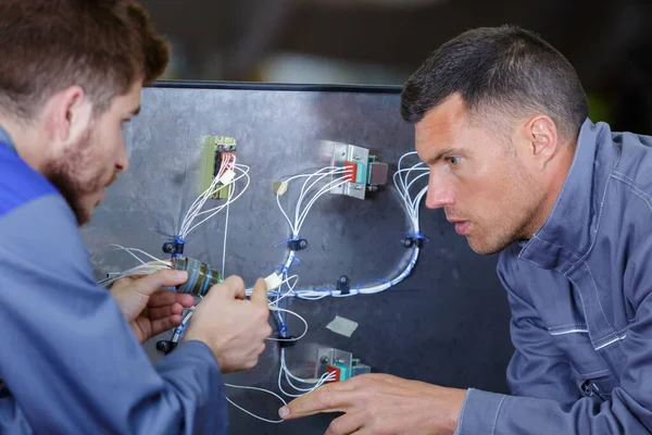 Ritratto Elettricista Ingegnere Lavoro — Foto Stock