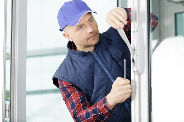 Überprüfung Der Qualität Des Fenstereinbaus — Stockfoto