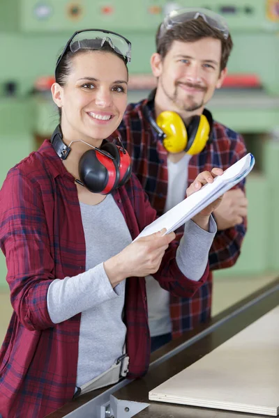 Hombre Mujer Taller Instrucciones Mantenimiento Maquinaria —  Fotos de Stock