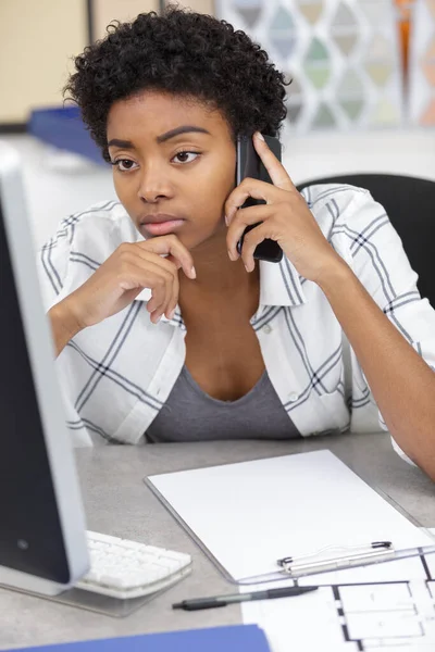 Femme Affaires Étudiant Parle Par Téléphone Mobile — Photo