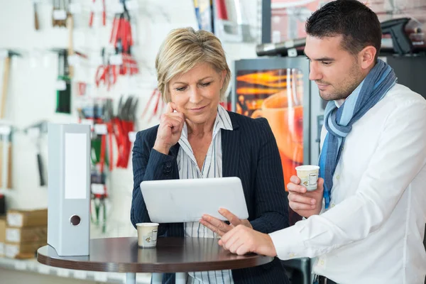 Woman Manager Male Worker Tablet — Stock Photo, Image