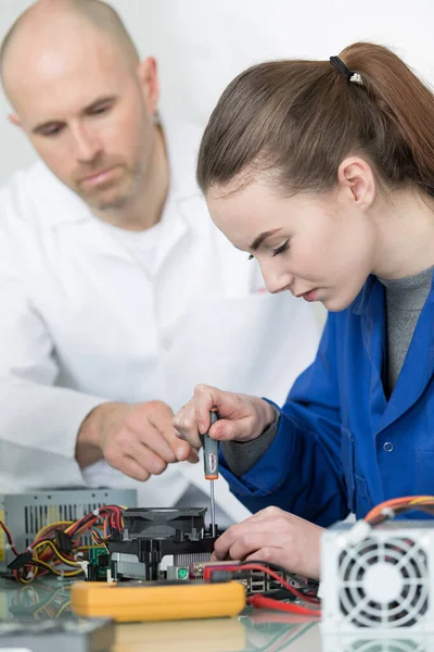 Étudiante Génie Faisant Des Connexions Pour Expérience Laboratoire Électronique — Photo