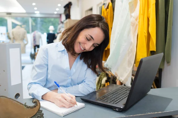 Young Woman Laptop Her Store — Stock Photo, Image