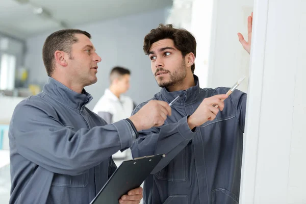 Två Arbetare Som Kontrollerar Byggnaden Byggarbetsplatsen — Stockfoto