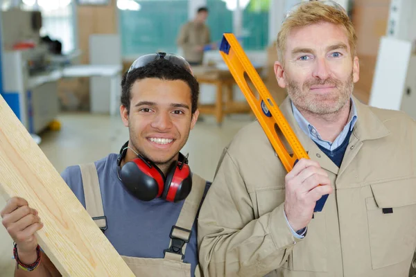 Δύο Άνδρες Που Εργάζονται Μαζί Για Την Κατασκευή Ξύλινων Πλαισίων — Φωτογραφία Αρχείου